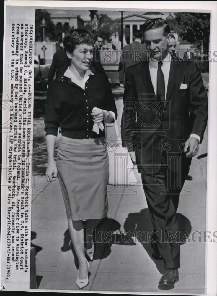 1961 Press Photo Mrs. Scarbeck &amp; husband at trial recess in US district court - Historic Images