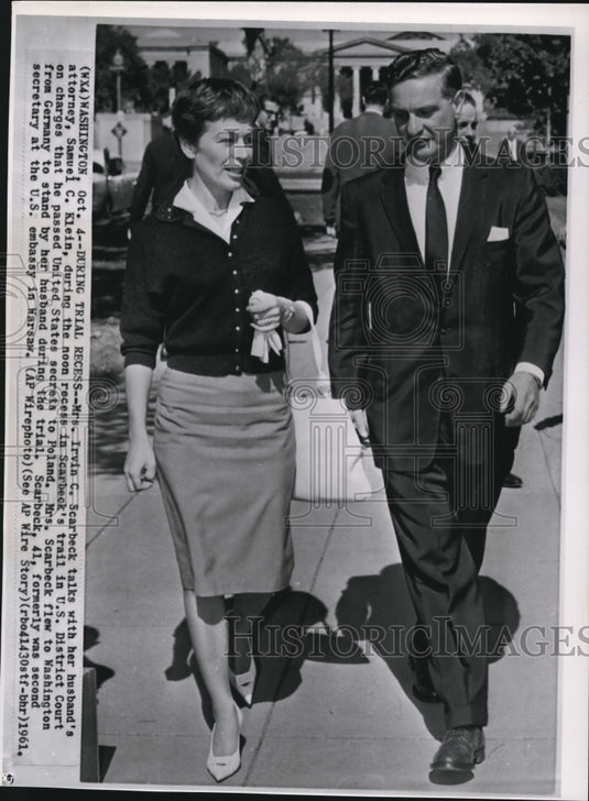 1961 Press Photo Mrs. Scarbeck & husband at trial recess in US district court - Historic Images