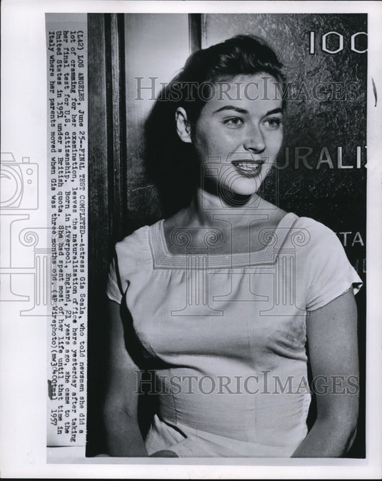 1957 Press Photo Actress Gia Scala completed final test for US citizenship - Historic Images