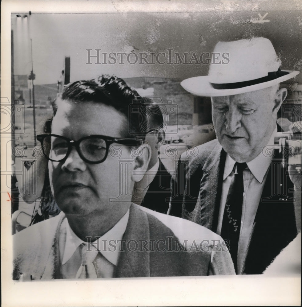 1962 Press Photo Billie Sol Estes and Atty.John Cofer Arrives for Hearing - Historic Images