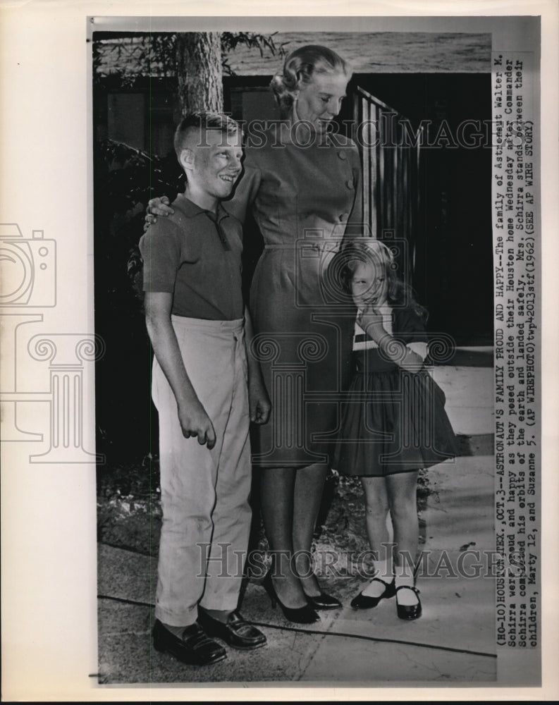 1962 Press Photo Walter M.Schirra&#39;s Family Posed Outside Their Houston Home - Historic Images