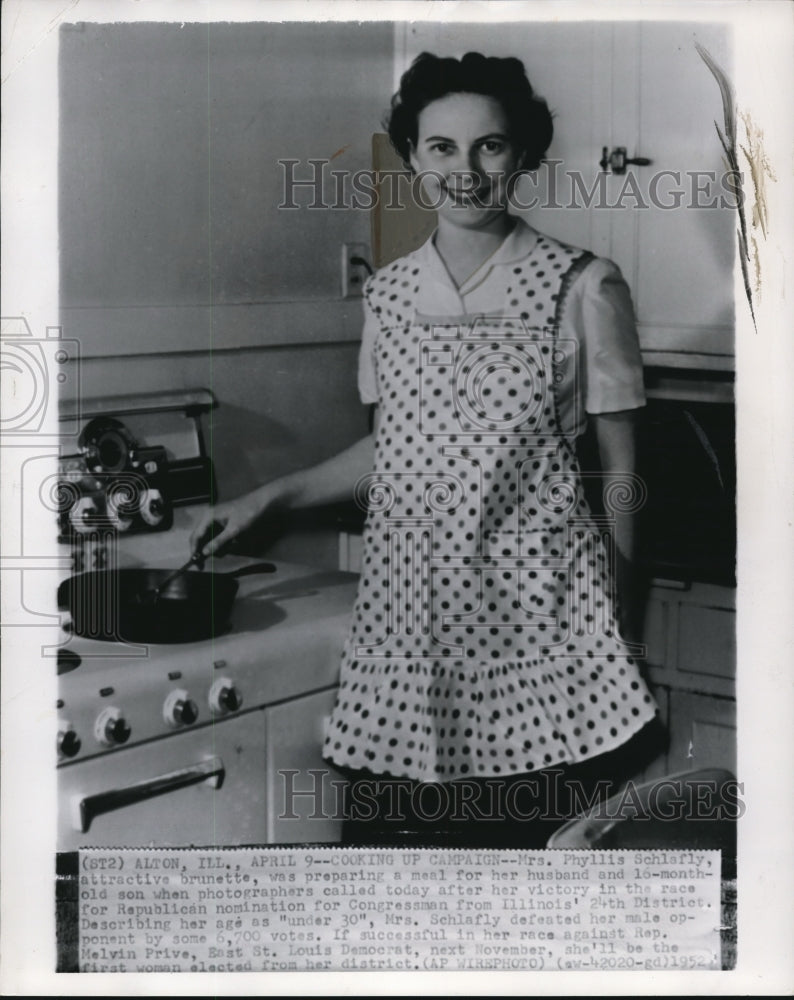 1952 Press Photo Mrs.Phyllis Schlafly Prreparing a Meal for Her Family - Historic Images