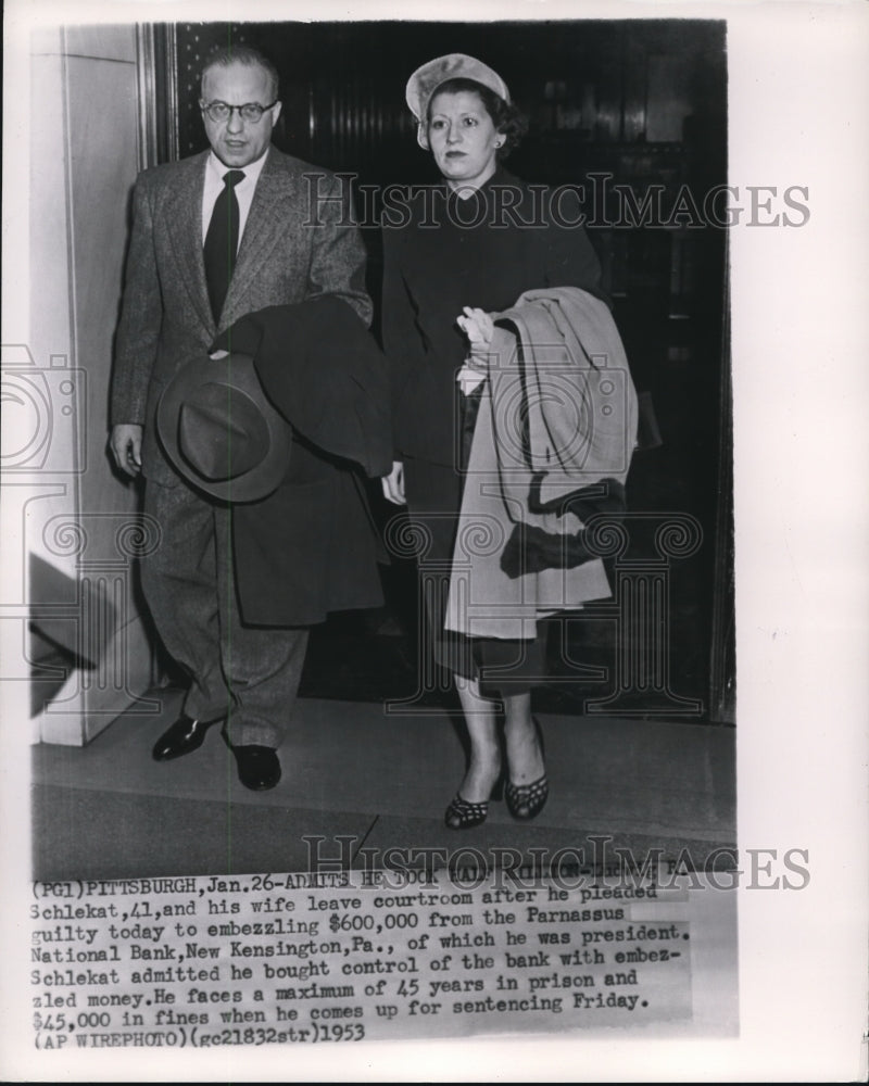 1953 Press Photo Mr. & Mrs.Ludwig R.Schlekat  Leave Courtroom Pleaded Guilty - Historic Images