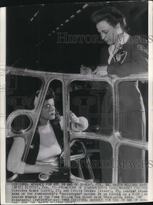 1943 Press Photo V.Almes and E Greeco Inspect Framework of Bombardier's Greenhse - Historic Images