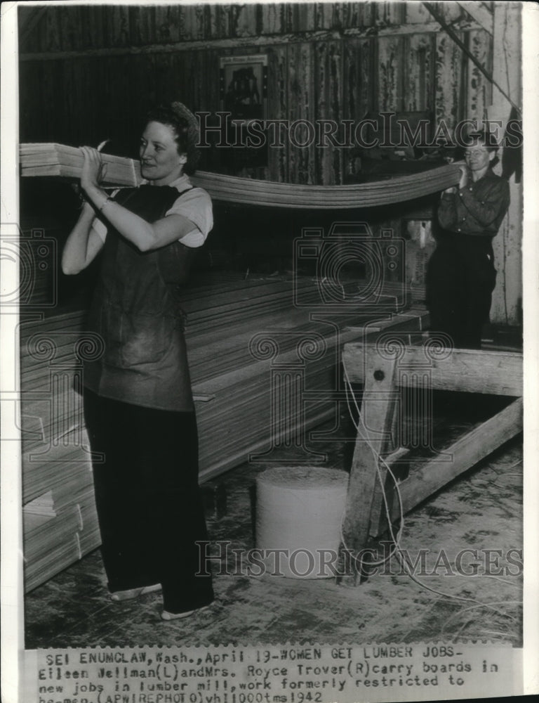 1942 Press Photo Mrs.Royce Trover Carry Boards in Lumber Mill - Historic Images