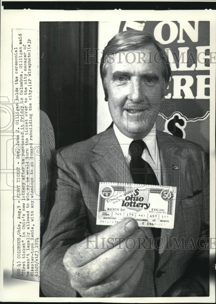 1974 Press Photo Gov.J.J.Gilligan Holds the Ceremonial &quot;first ticket&quot;in Lottery - Historic Images