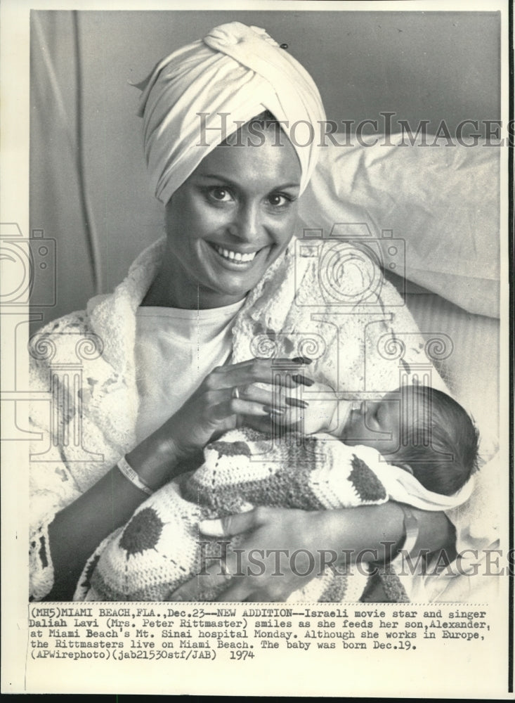 1974 Press Photo Israeli movie star and singer Daliah Lavi with son, Alexander - Historic Images