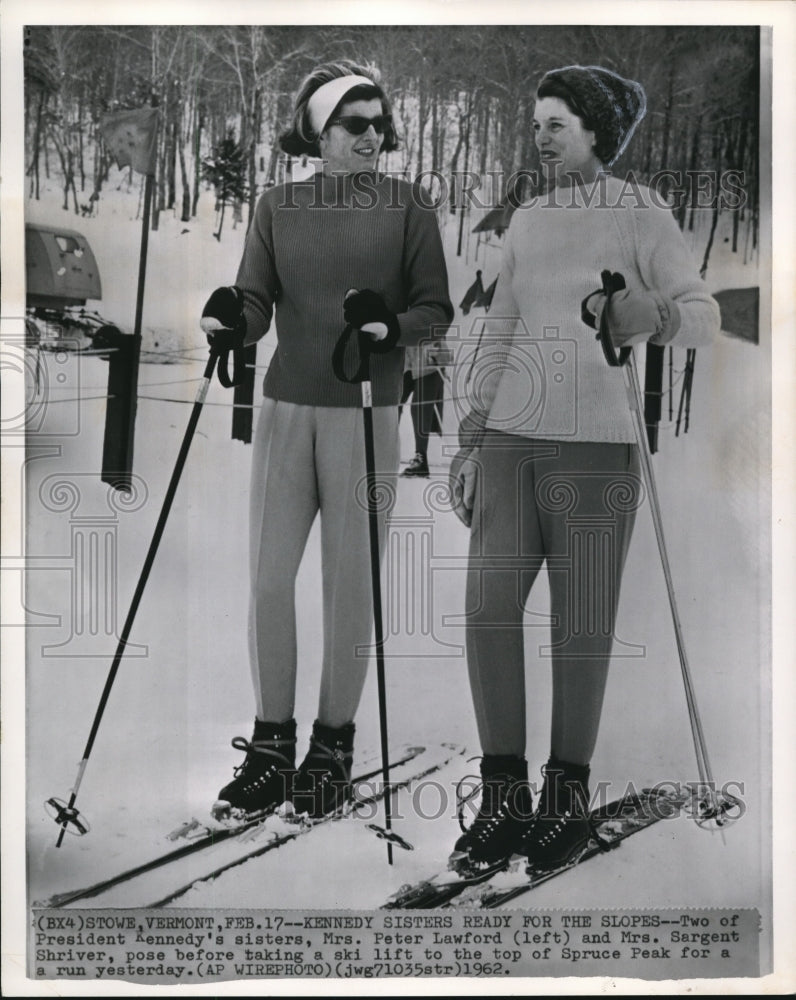 1962 Press Photo Mrs. Peter Lawford and Mrs. S. Shriver prepares to ski - Historic Images