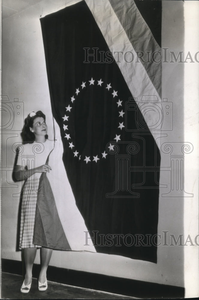 1942 Press Photo The newly designed New World flag - Historic Images