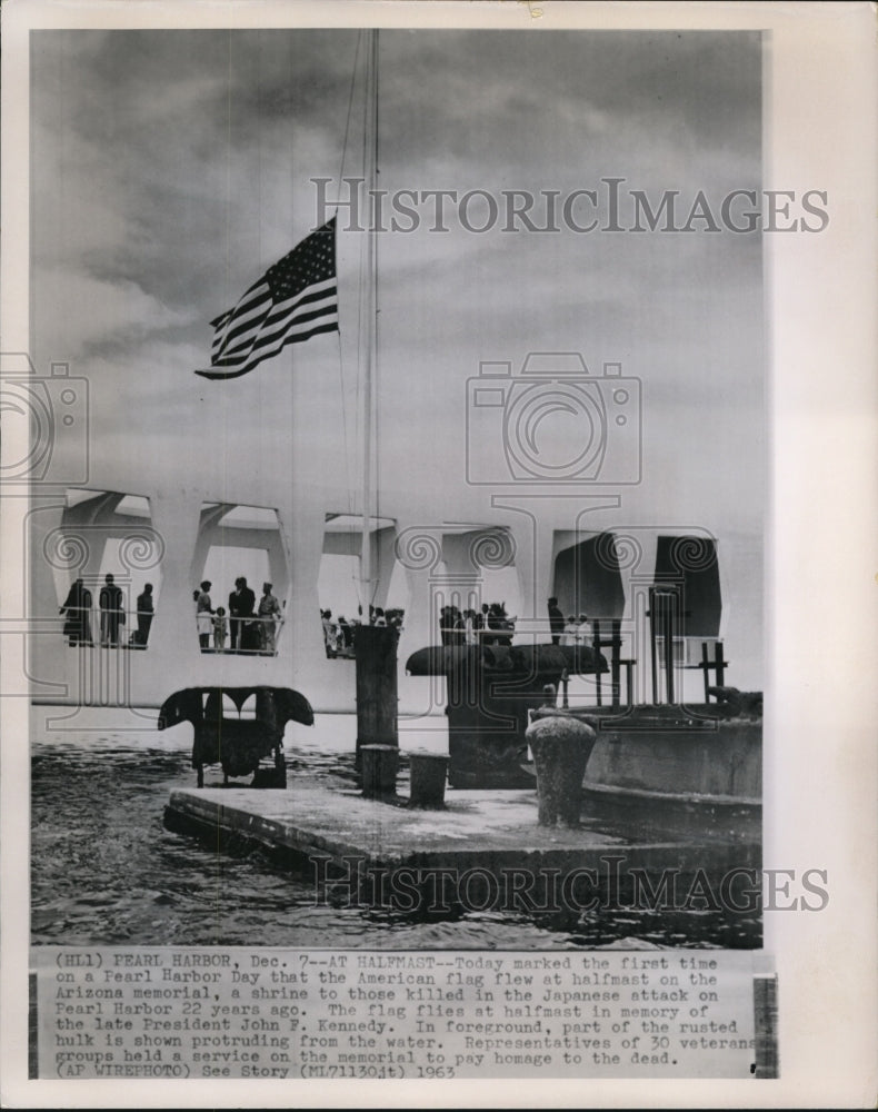 1963 Press Photo The Pearl Harbor day&#39;s flag in halfmast on the Arizona Memorial - Historic Images