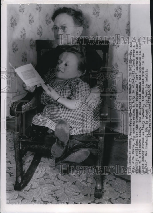 1951 Press Photo Mr. and Mrs. Alva Evans expecting a baby look over pamplet. - Historic Images