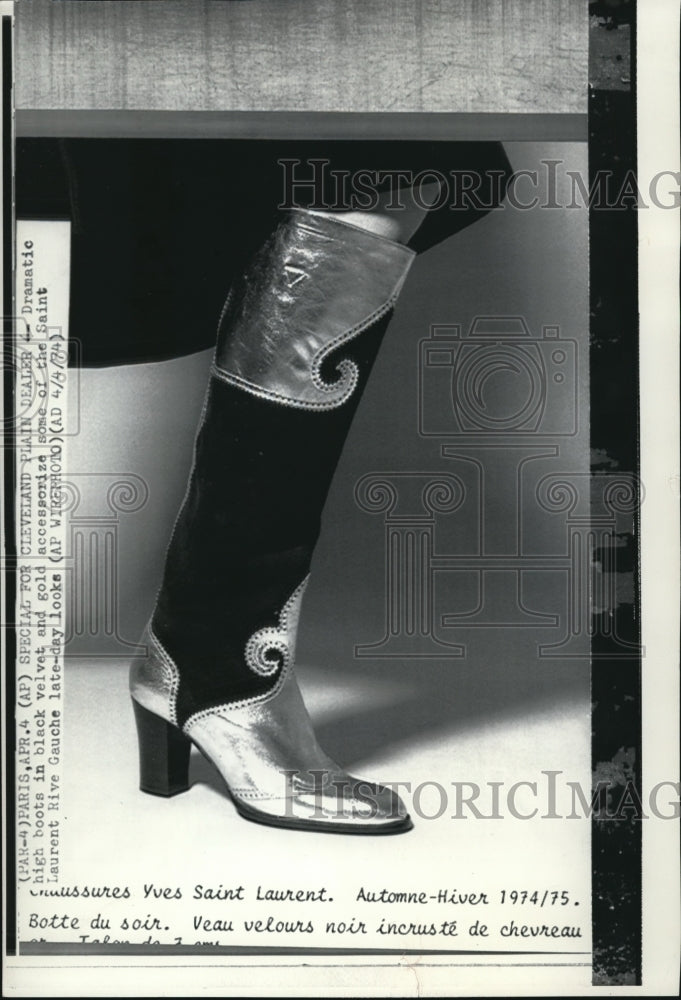 1974 Press Photo The dramatic high boots in black velvet and gold accessories - Historic Images