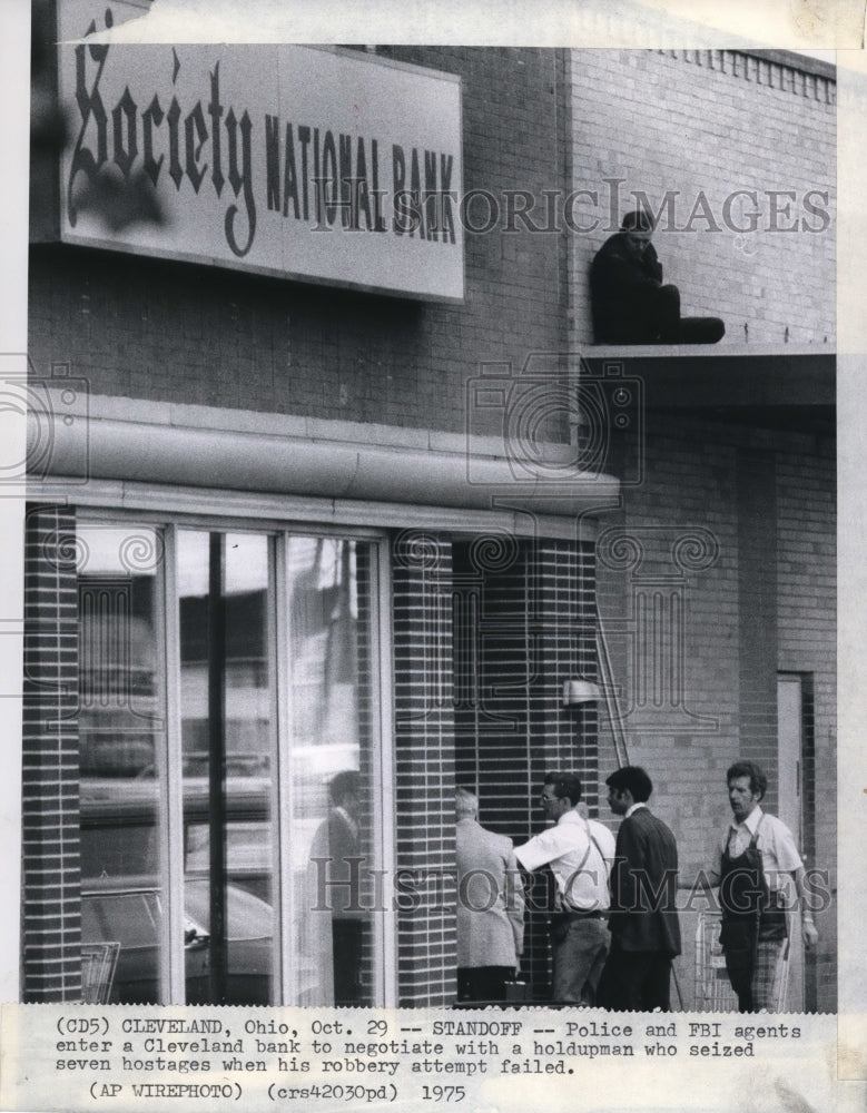 1975 Press Photo The Police and FBI agents investigate the Society Bank robbery - Historic Images