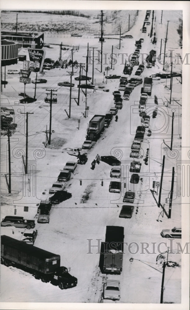1965 Press Photo When this large truck jackknifed on a busy street on - Historic Images