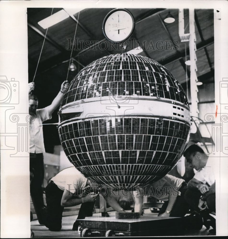 1960 Press Photo 500 pound Courier satellite the U.S Army Signal Corp vehicle - Historic Images