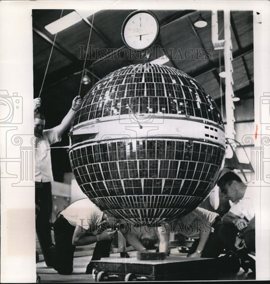 1960 Press Photo 500 pound Courier satellite the U.S Army Signal Corp vehicle - Historic Images