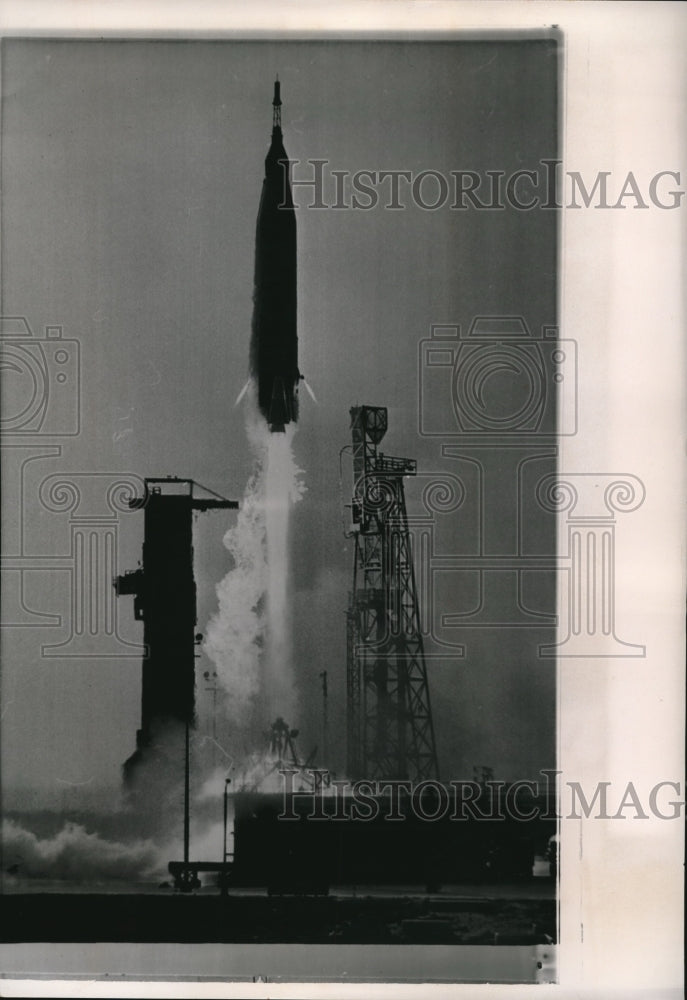 1963 Press Photo Copper Atlas Rocket rises from launching pad at Cape Canaveral - Historic Images