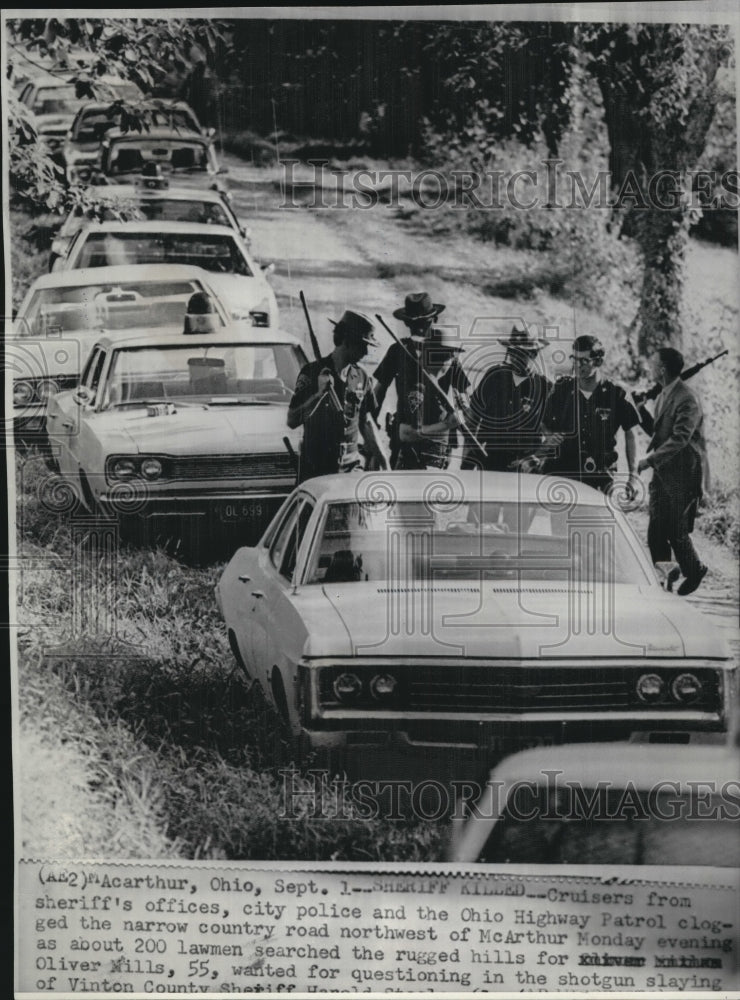 1971 Press Photo Cruisers &amp; police clogged McArthur highway due to slain sheriff - Historic Images