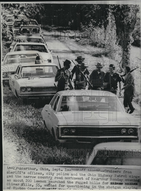 1971 Press Photo Cruisers & police clogged McArthur highway due to slain sheriff - Historic Images