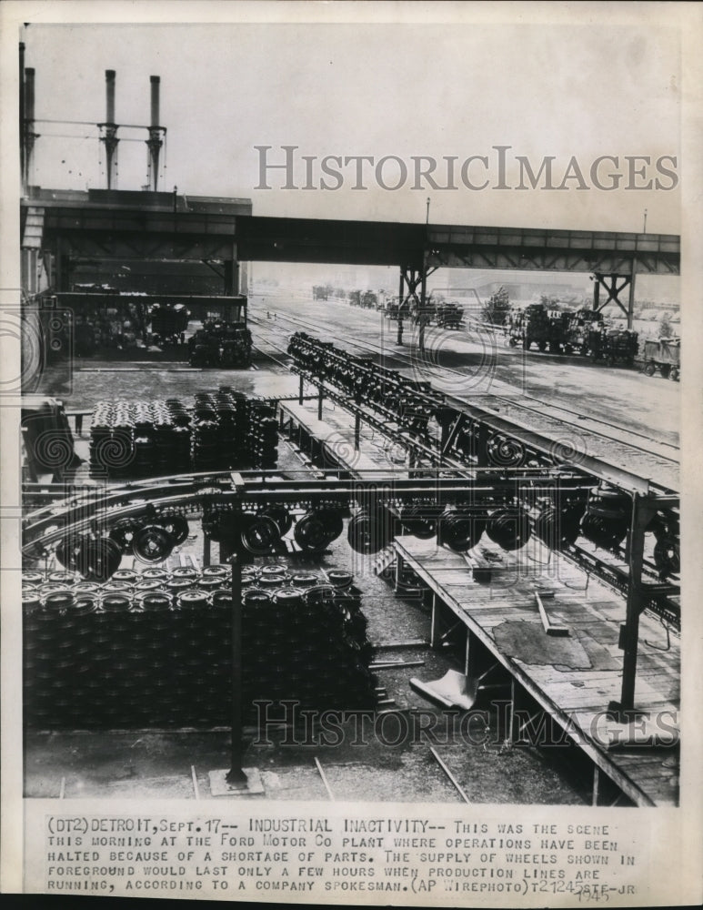 1945 Press Photo Ford Motor Co Plant where operations are halted - Historic Images