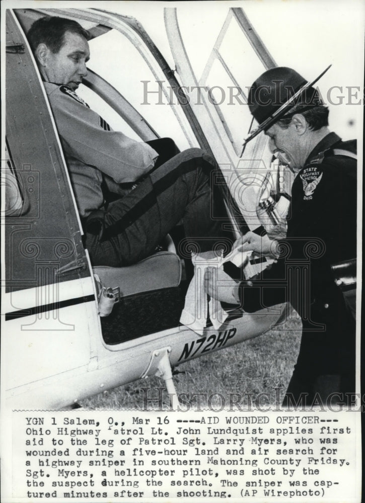 1973 Press Photo Ohio Patrol Lt John Lundquist on first aid to Sgt Myers leg - Historic Images