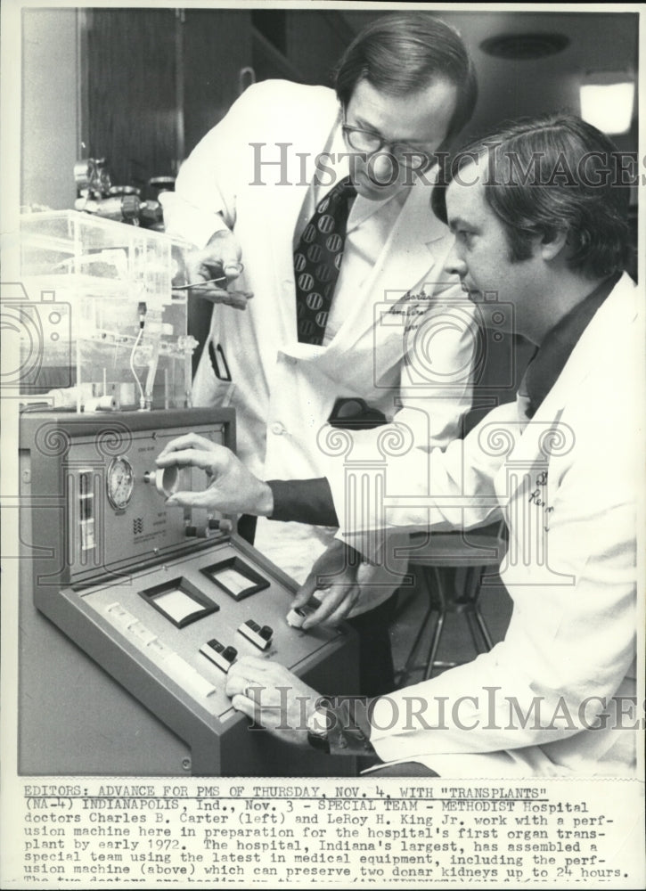 1971 Press Photo The Methodist hospital doctors, Dr. Carter and Dr. King Jr. - Historic Images