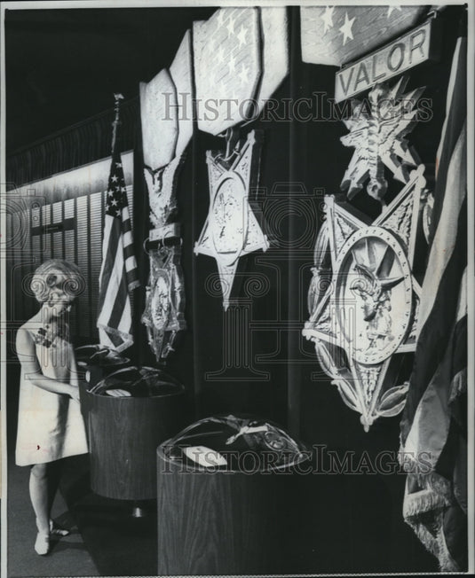 1968 Press Photo  Large Replicas of the Medal of Honor - Historic Images