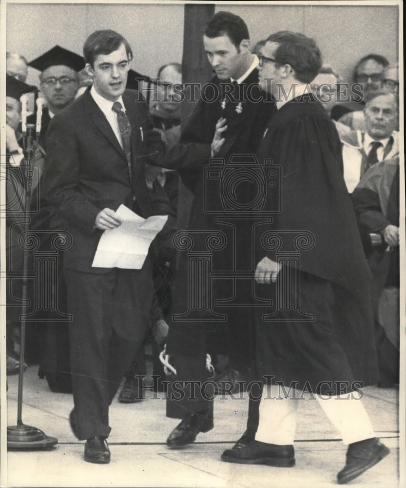 1969 Press Photo Bruce C. Allen was escorted by seniors from the platform - Historic Images