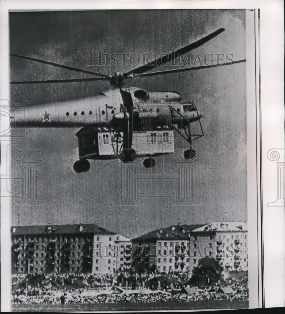 1961 Press Photo Soviet Navy Helicopter sunggles a house to its fuselage - Historic Images