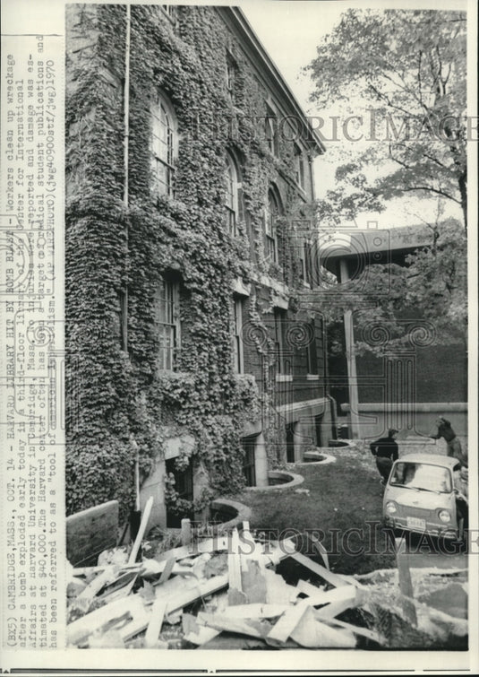 1970 Press Photo Harvard Library hit by Bomb Blast - Historic Images