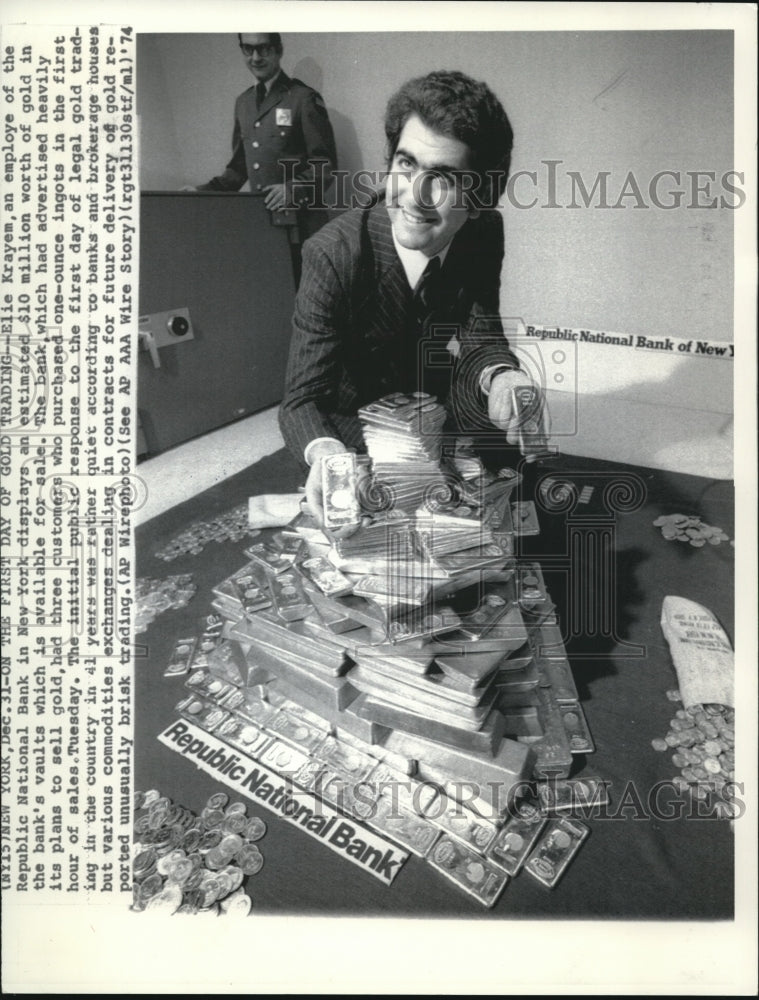 1974 Press Photo Republic Nat&#39;l Bank Elie Krayem on $10M worth of gold - Historic Images