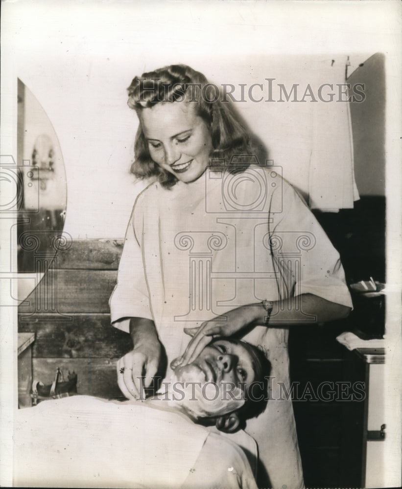 1942 Press Photo Earleen Diaton, graduate barber, works in an Army barbershop - Historic Images