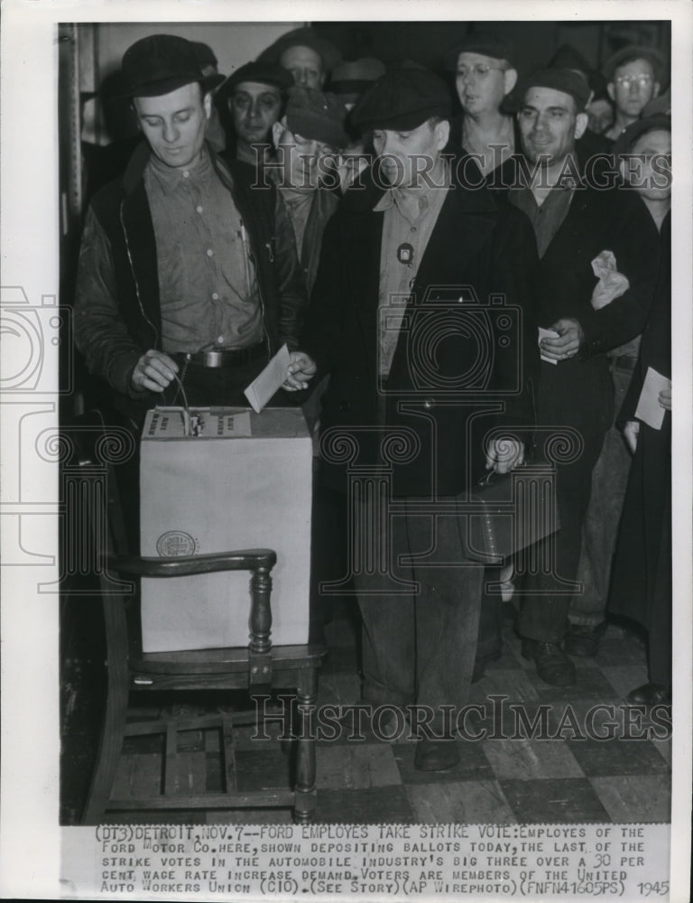 1945 Press Photo Employees of the Ford Motor Co., depositing ballots. - Historic Images