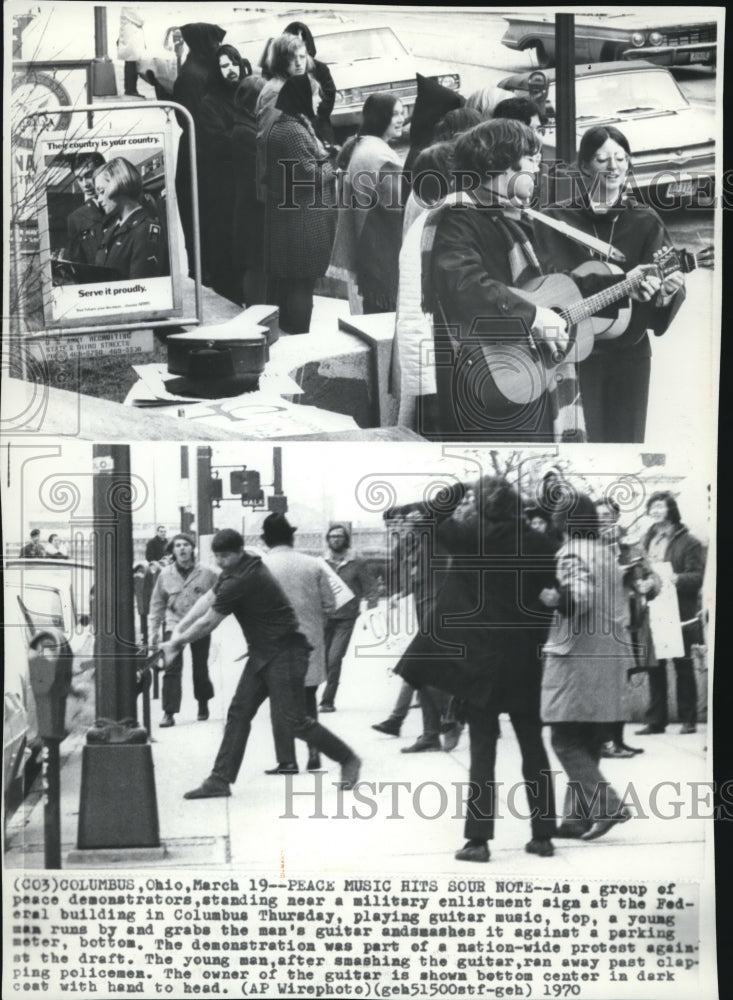 1970 Press Photo A group of peace demonstrators  at the federal building - Historic Images