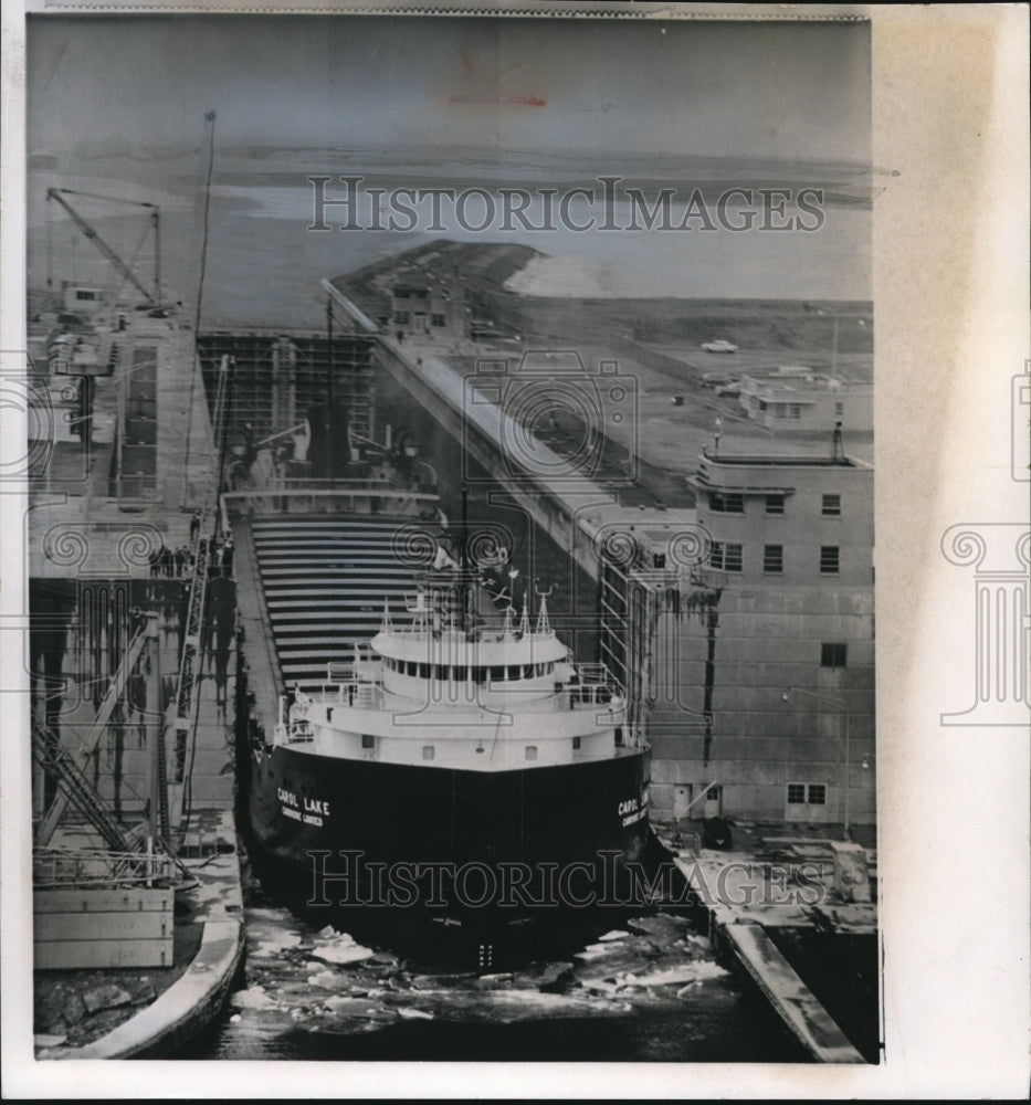 1964 Press Photo The Soviet Union Vessel at the Eisenhower Lock - Historic Images