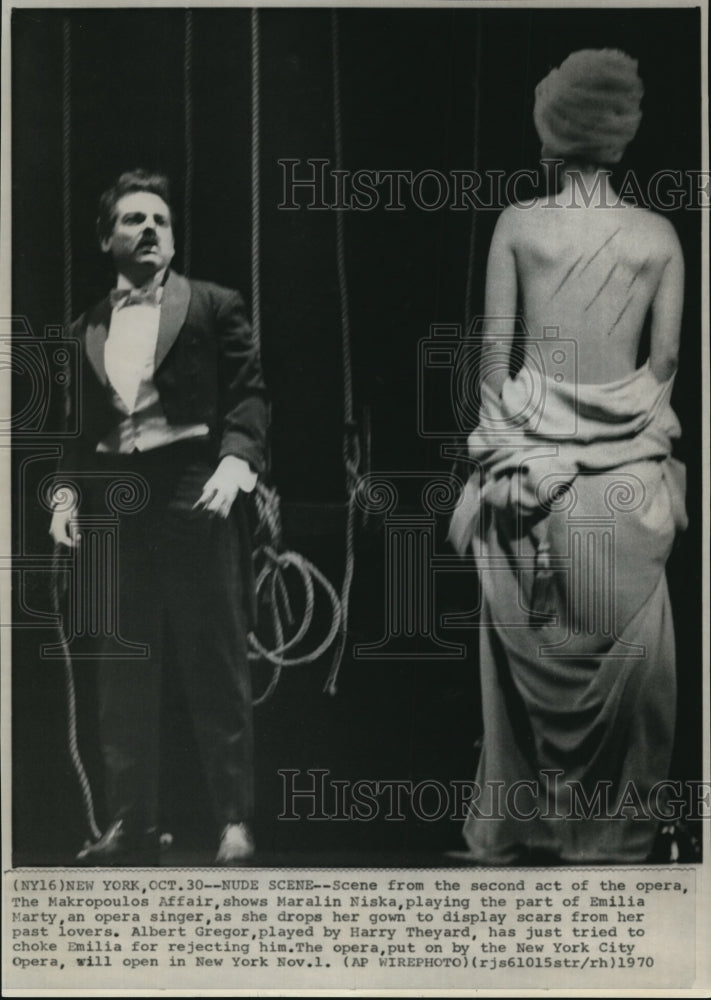 1970 Press Photo Maralin Niska Playing Emilia Marty Drops Gown to Display Scars - Historic Images