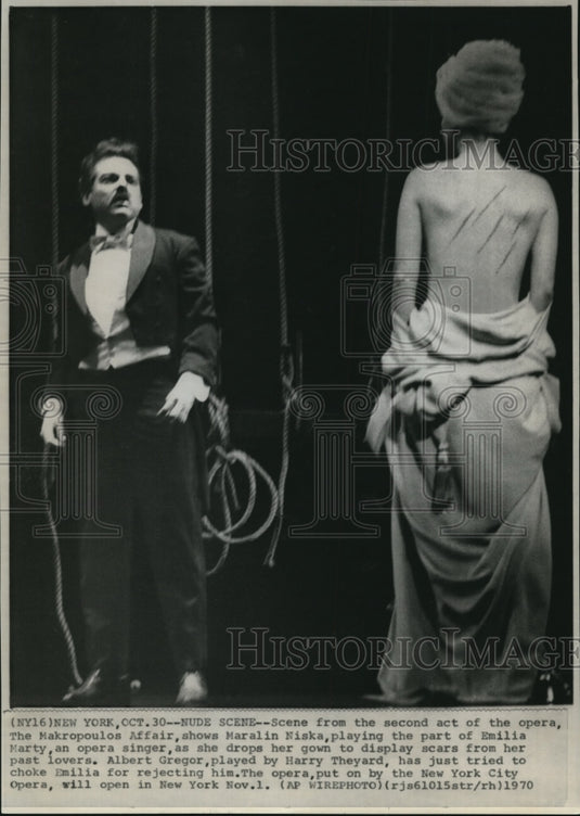 1970 Press Photo Maralin Niska Playing Emilia Marty Drops Gown to Display Scars - Historic Images