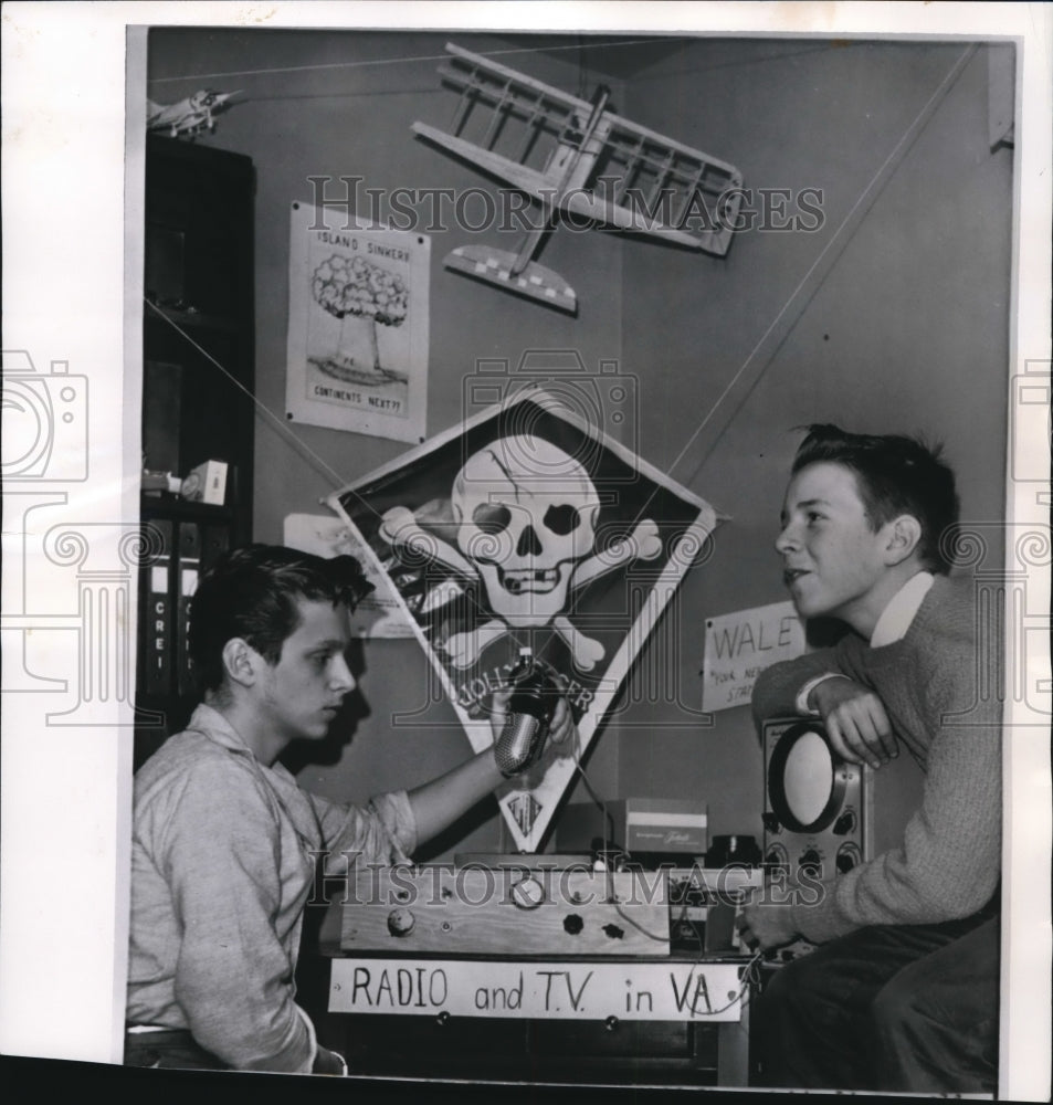 1962 Press Photo Bruce Wahl with his friend David Lester in their radio station - Historic Images