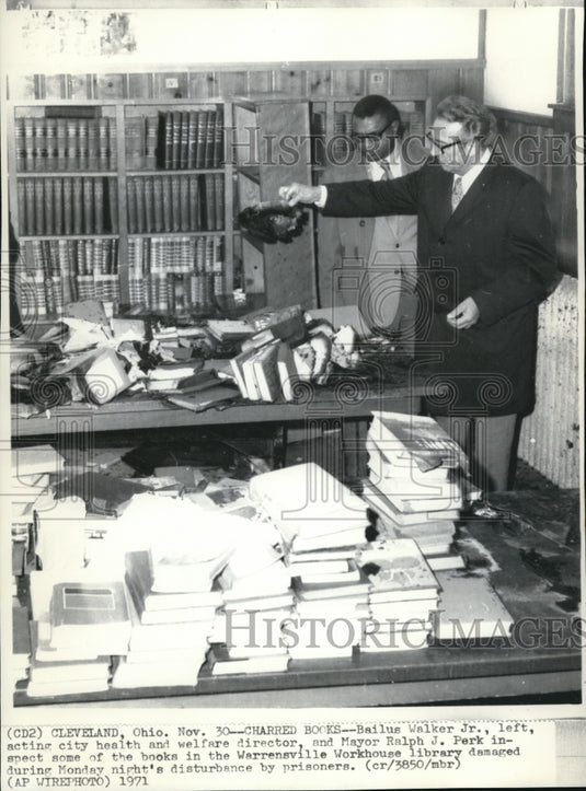 1971 Press Photo Bailus Walker Jr & Mayor Ralph J Perk inspects Warremsville Lib - Historic Images