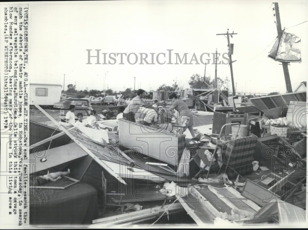 1970 Press Photo Several Families search through the debris - Historic Images