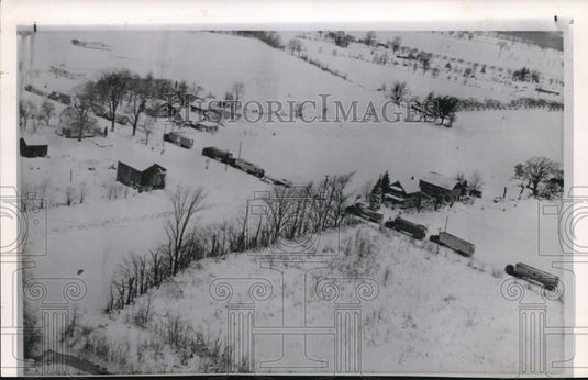 1963 Press Photo Long line of trucks is stalled by heavy snow on highway - Historic Images