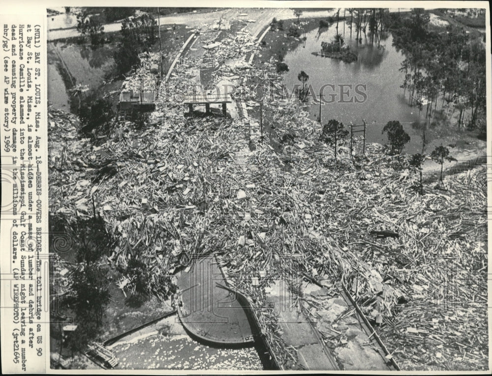 1969 Press Photo Debris covers Bridge at Bay St. Louis, Miss. - Historic Images