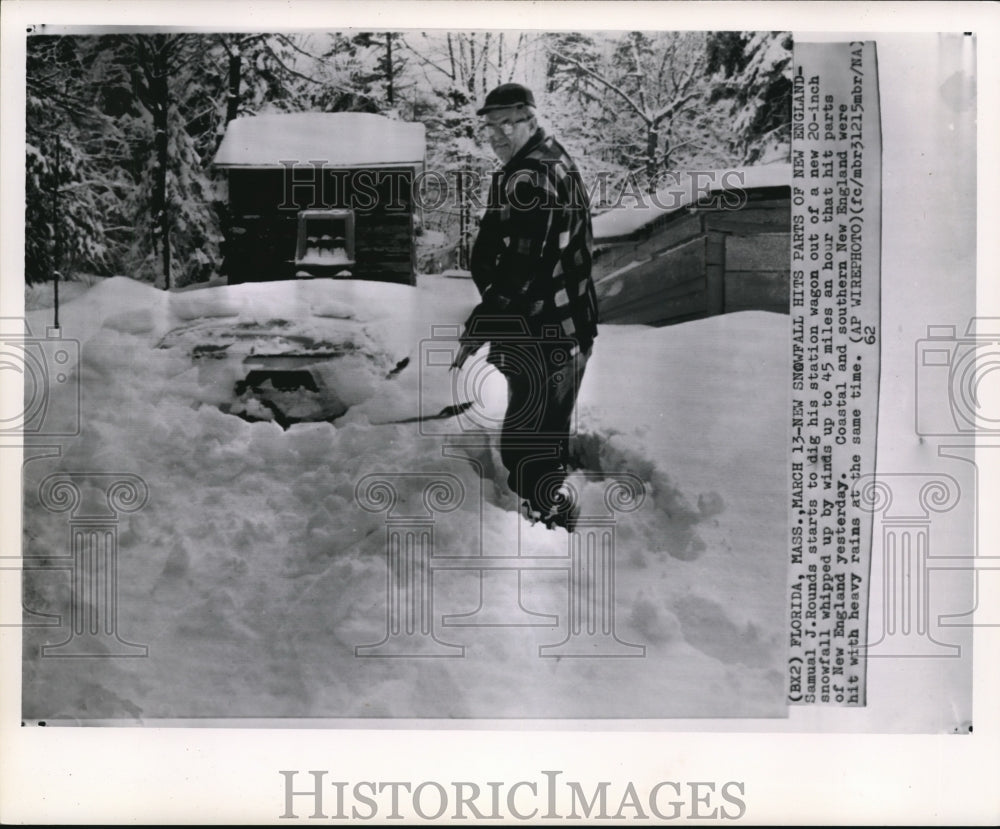 1962 Samual Rounds digging his station wagon out of the snow - Historic Images