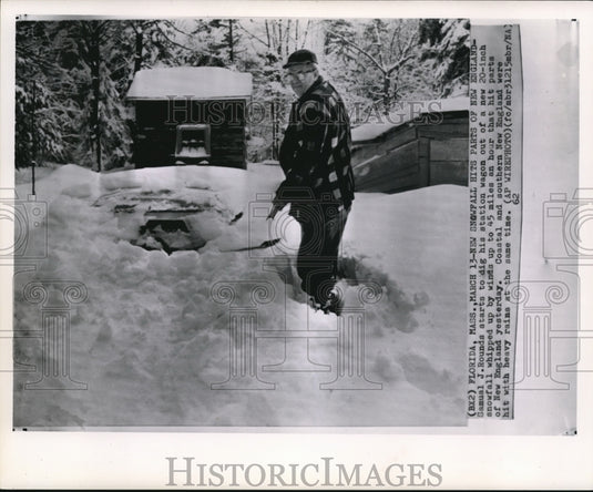 1962 Samual Rounds digging his station wagon out of the snow - Historic Images