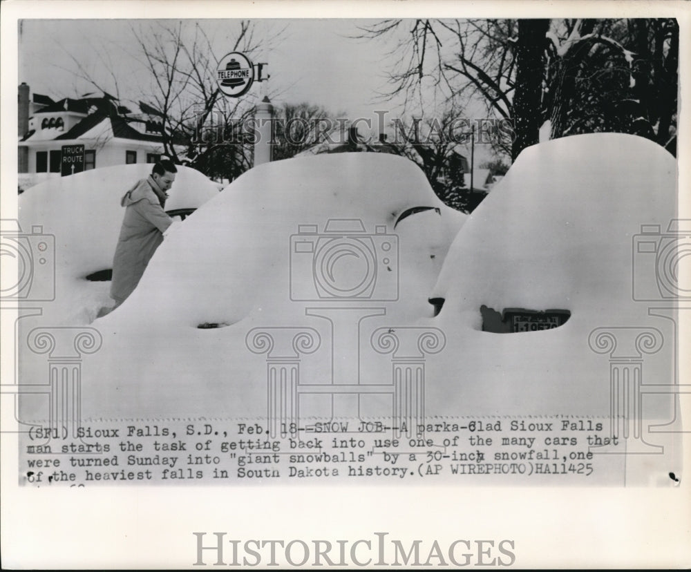 1962 Press Photo Sioux Falls Man starts the task of getting back - Historic Images