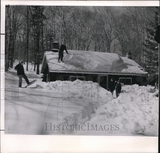 1962 Press Photo Spring is just around the corner of Seasburg - Historic Images