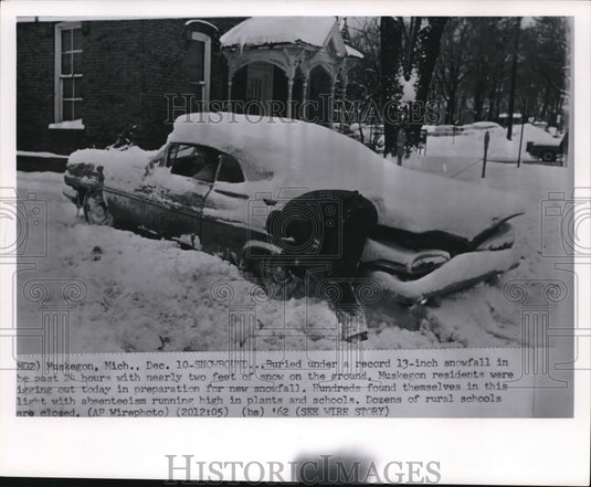 1962 Car buried under a record 13-inch snowfall in the past 24 hours - Historic Images