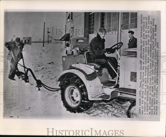 1962 Press Photo Iowa Air National Guardsmen at the Sioux City Airbass - Historic Images