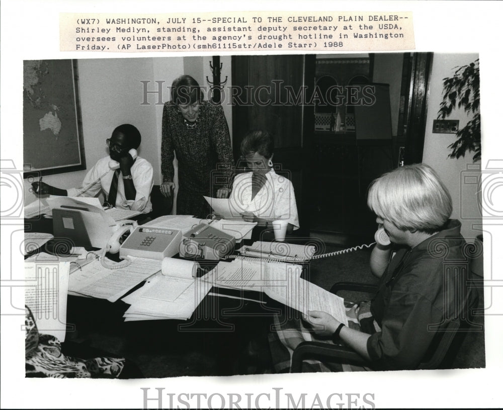 1988 Press Photo Shirley Medlyn oversees the drought hotline in Washington - Historic Images