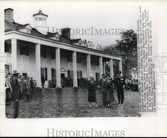 1951 Press Photo Princess Elizabeth and her husband, Philip pose on the lawn - Historic Images
